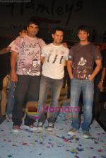 Aamir Khan, Sharman Joshi, Madhavan at Pantaloons 3 Idiots fashion show in Phoneix Mill on 4th Dec 2009 (7).JPG